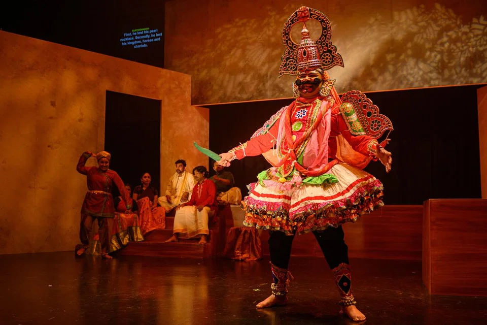 நாடகத்தில் துரியோதனன் வேடமிட்டு நடித்திருந்தார் உள்ளூர்க் கலைஞர் கார்த்திகேயன்.