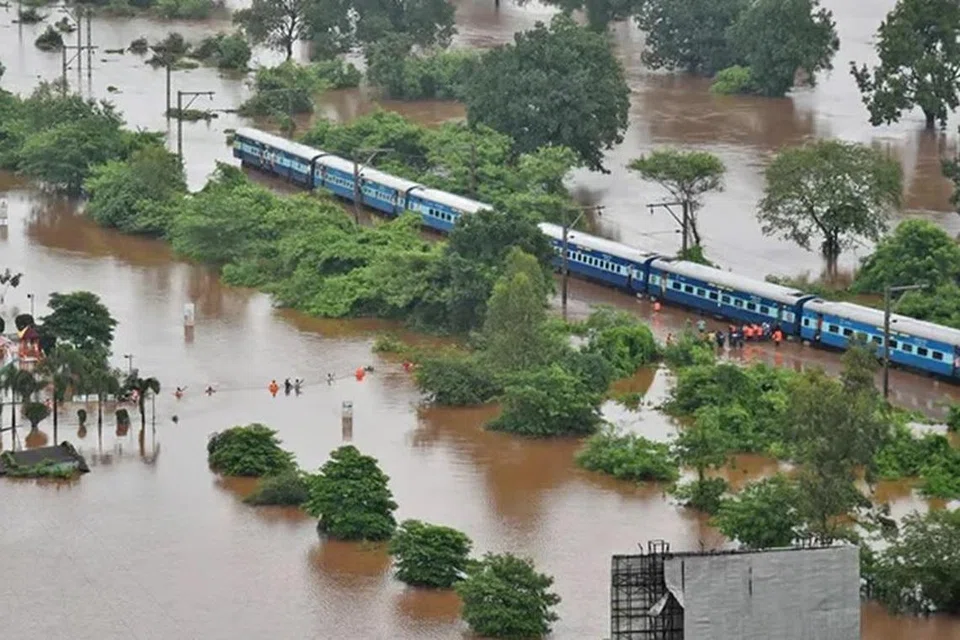 தூத்துக்குடி மாவட்டம், ஸ்ரீவைகுண்டம் ரயில் நிலையத் தண்டவாளங்கள் வெள்ளத்தில் மூழ்கி சேதமடைந்ததால் 500க்கும் மேற்பட்ட பயணிகள் அவதிப்பட்டு வருகின்றனர். அவர்களுக்கு ஹெலிகாப்டர் மூலம் உணவு வழங்கப்படுகிறது.  