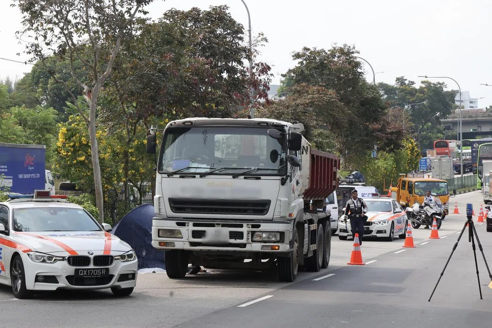 மோட்டார்சைக்கிள் பயணி விபத்து நடந்த இடத்திலேயே உயிரிழந்துவிட்டதை அதிகாரிகள் உறுதிப்படுத்தினர்.  