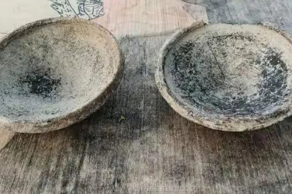 சுடுமண்ணால் ஆன பானைகளின்  மூடிகள். 