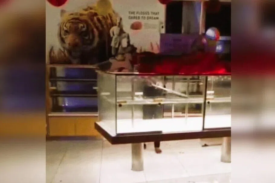 ‘பிரெட்டாக்’ சர்ச்சை;  துடப்பத்தால் சுத்தம் செய்த ஊழியர் பணிநீக்கம்