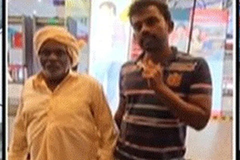 வேட்டி அணிந்த தந்தையுடன் படம் பார்க்கச் சென்ற மகன். 