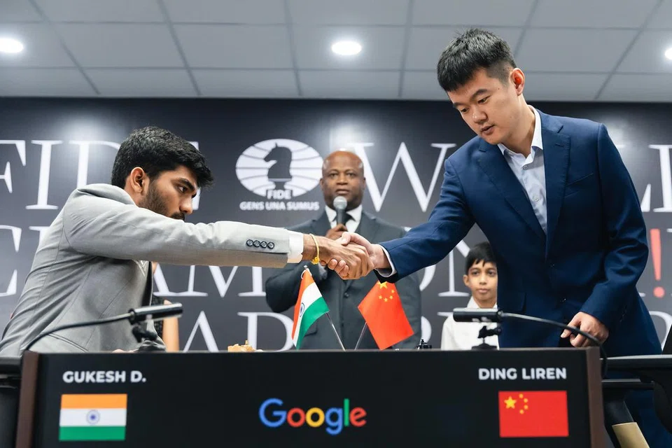 சிங்கப்பூரில் நடைபெற்று வரும் உலகச் சதுரங்க வெற்றியாளர் போட்டியின் முதல் சுற்றில் இந்திய கிராண்ட்மாஸ்டரான தமிழக வீரர் குகேஷ் தொம்மராஜு, நடப்பு வெற்றியாளரான சீனாவின் டிங் லிரனுடன் மோதினார்.