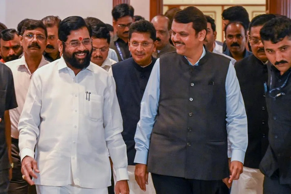 மகாராஷ்டிர மாநிலத்தில் உள்ள 48 தொகுதிகளில் பாஜக மட்டும் 26 தொகுதிகளிலும் ஏக்நாத் ஷிண்டேயின் சிவசேனாவுக்கும், அஜித்பவாரின் தேசியவாத காங்கிரஸ் கட்சிக்கும் சேர்ந்து 22 தொகுதிகள் ஒதுக்கப்படுவதாக பாஜகவின் தேவேந்திர பட்னாவிஸ் தெரிவித்துள்ளார்.