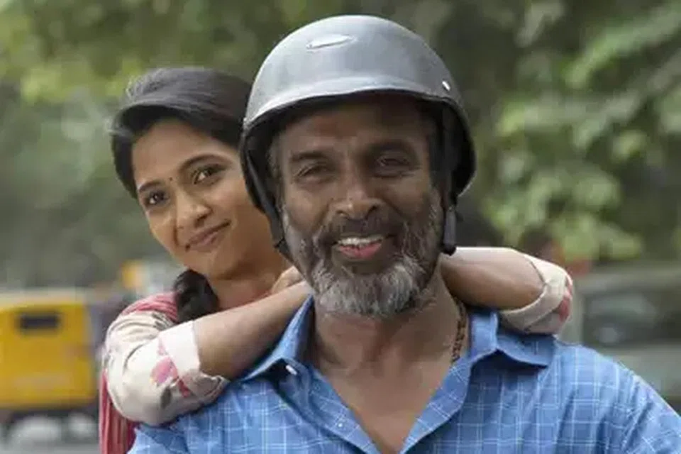 தந்தை அருண் பாண்டியனுடன் கீர்த்தி பாண்டியன்.
