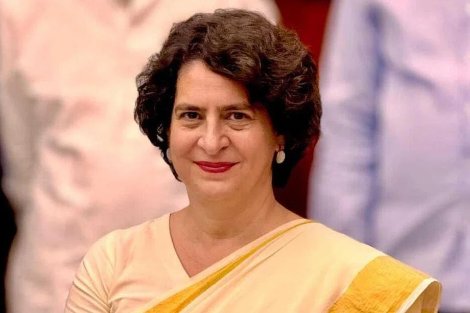 கேரளாவின் பாரம்பரிய சேலை அணிந்து நாடாளுமன்றத்திற்கு வந்த பிரியங்கா காந்தி வதேரா, 52.