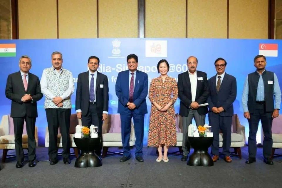 ஷங்ரிலா ஹோட்டலில் நடைபெற்ற ‘இந்தியா-சிங்கப்பூர்@60’ நிகழ்ச்சியில் வெளியுறவு மற்றும் வர்த்தக, தொழில் துணை அமைச்சர் கான் சியாவ் ஹுவாங் (வலமிருந்து 4வது),  இந்தியாவின் வர்த்தக, தொழில்துறை அமைச்சர் பியூஷ் கோயல் (இடமிருந்து 4வது) முதலியோர் கலந்துகொண்டனர். 