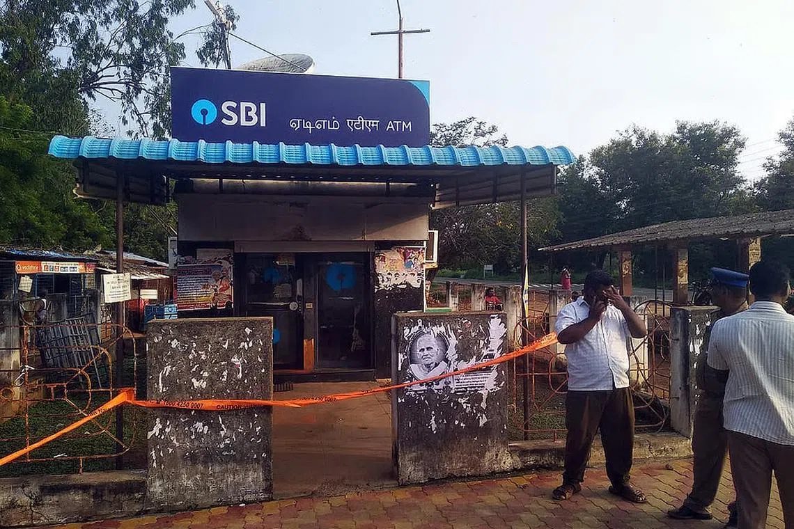 ஏடிஎம்மில் கறுப்பு அட்டையைச் செருகி நூதன முறையில் கொள்ளை