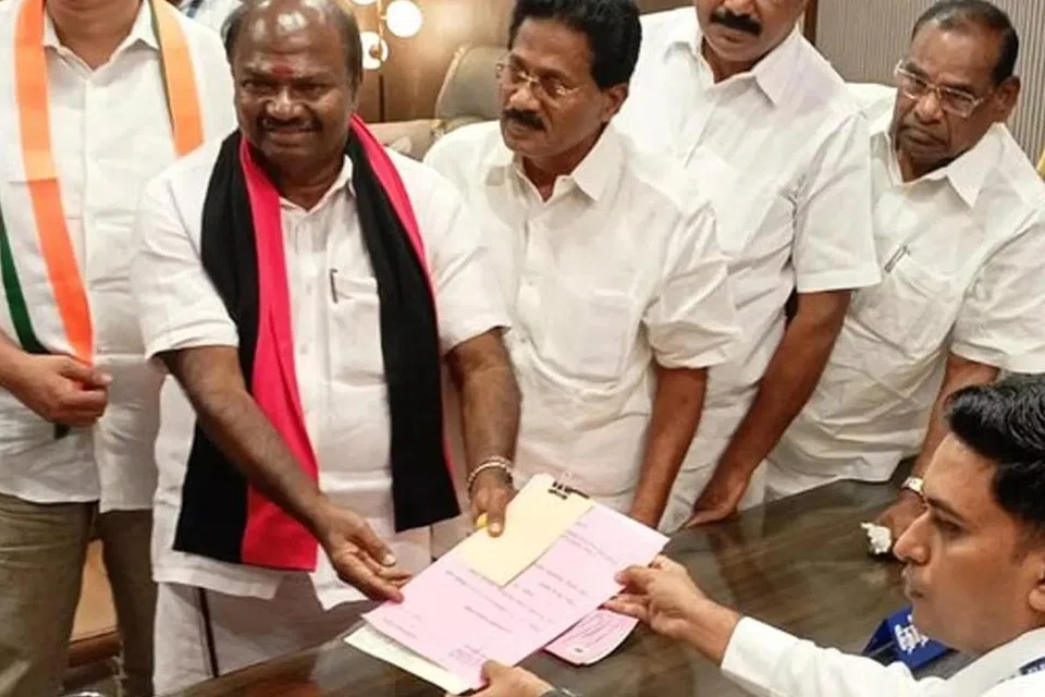 திமுக வேட்பாளர் வி.சி.சந்திரகுமார் ஈரோடு அரசு மருத்துவமனை தேர்தல் பணிமனையிலிருந்து ஈரோடு மாநகராட்சி அலுவலகத்திற்கு கூட்டணி கட்சி தலைவர்களுடன் ஊர்வலமாக வந்து வேட்பு மனுத் தாக்கல் செய்தார். அதைத்தொடர்ந்து மேலும் சில சுயேச்சை வேட்பாளர்கள் வேட்பு மனு தாக்கல் செய்தனர்.