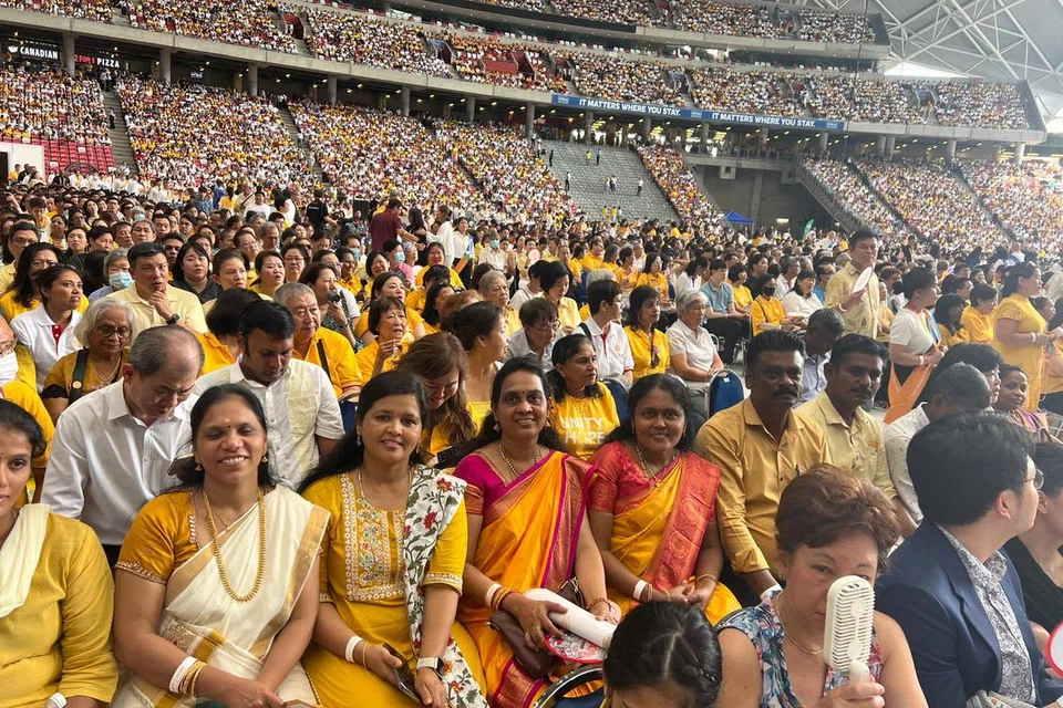 பிரார்த்தனையில் இருபதுக்கும் மேற்பட்ட தமது தேவாலயக் குழுவினருடன் பங்கேற்ற திரு ஆரோக்கிய தாமஸ், 53, போப் ஃபிரான்சிஸ் சிங்கையில் நிறைவேற்றிய உன்னதத் திருப்பலியில் தேவாலயக் குடும்பத்தினராக பங்கேற்றது விவரிக்க முடியாத பெருமகிழ்வு என்று சொன்னார்