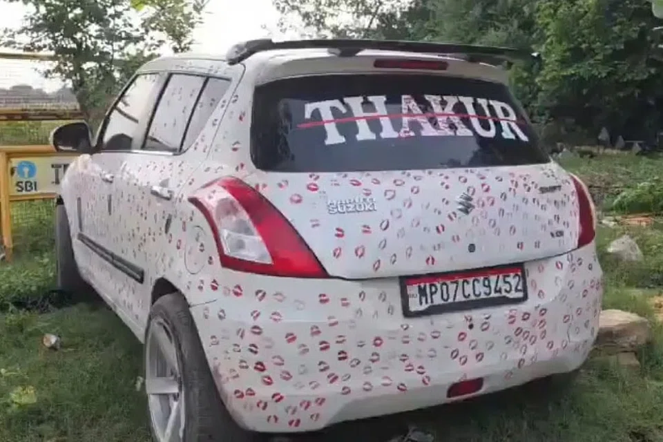 காதலியால் முத்த மழை பொழியப்பட்டிருந்த கார். போக்குவரத்து விதிகளை மீறிச் செயல்பட்டதற்காக காதலருக்கு ரூ.5,500 அபராதம் விதிக்கப்பட்டது. 