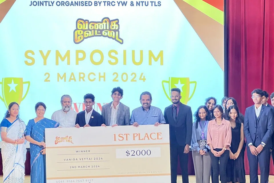 முதல் பரிசு வென்ற 17 வயது ராஜீவ், தன்வின் (நடுவில்) செயற்கை நுண்ணறிவுமூலம் மறுசுழற்சிக்கான பொருள்களை தனித்தனியாகப் பிரிக்கும் திட்டத்தைப் படைத்தனர்.