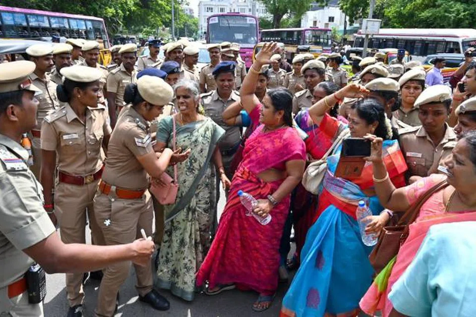 சென்னை டிபிஐ வளாகத்தை முற்றுகையிட முயற்சி செய்த 1,500க்கும் மேற்பட்ட ஆசிரியர்கள் கைது.