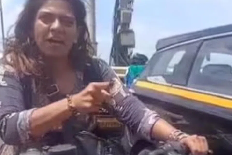 அதிவேகமாக புல்லட்டில் வந்த பெண்ணை அதிகாரிகள் தடுத்து நிறுத்தினர். 