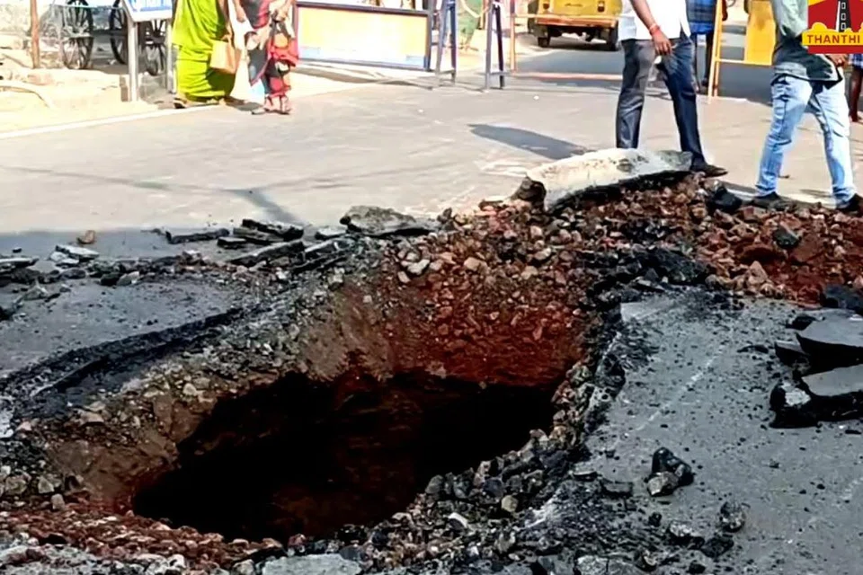 திருச்சியில் இருந்து திருவரங்கம் செல்லும் சாலையில் காந்தி சாலை ரயில்வே மேம்பாலத்திற்கு முன்பாக திடீரென பெரிய பள்ளம் ஏற்பட்டதால் அப்பகுதியில் போக்குவரத்து பெரிதும் பாதிக்கப்பட்டுள்ளது.