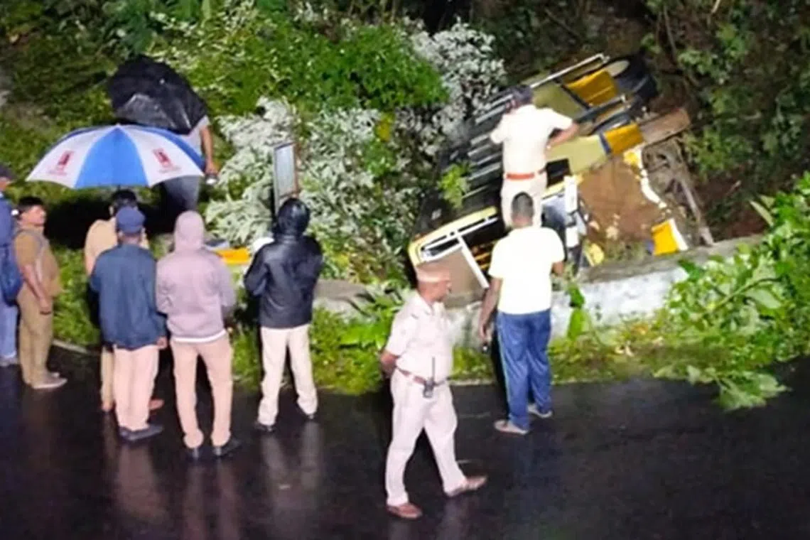 வால்பாறையில் பேருந்து கவிழ்ந்ததில் 40 பேர் காயம்