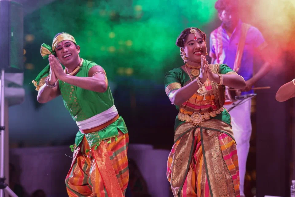 தேவராட்டத்தில் உள்ளூர் கலைஞர்கள்.