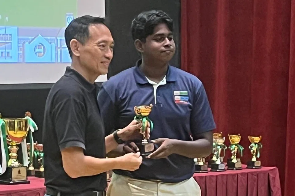 பேச்சுப் போட்டியில் மூன்றாம் பரிசை வென்ற விமல்.