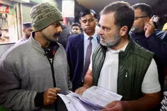 டெல்லி எய்ம்ஸ் மருத்துவமனையில் சிகிச்சை பெறுவதற்கு நடைபாதைகளில் தங்கிக் காத்திருந்த நோயாளிகளை காங்கிரஸ் தலைவர் ராகுல் காந்தி சந்தித்து அவர்களின் குறைகளைக் கேட்டறிந்து ஆறுதல் கூறினார்.