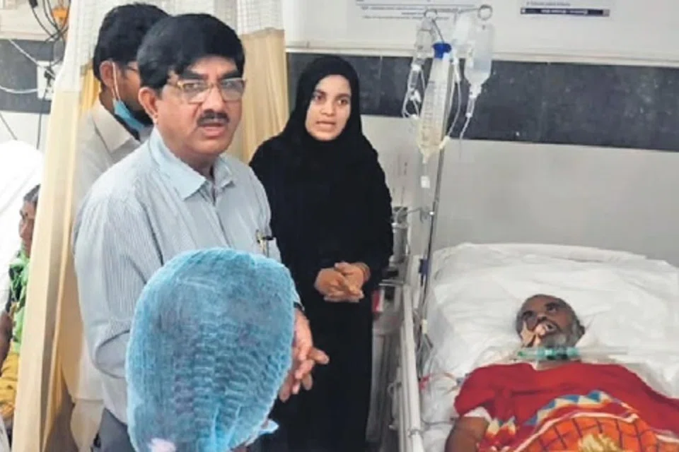 தெலுங்கானாவிலுள்ள அரசு மருத்துவமனை அவசர சிகிச்சை பிரிவில் சிகிச்சை பெற்று வந்த நோயாளியை எலிகள் கடித்தன.