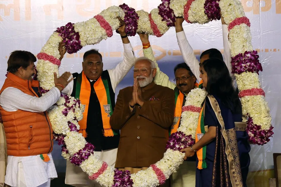 பாஜக தொண்டர்களுடன் வெற்றியைப் பகிர்ந்து கொண்ட பிரதமர் மோடி.