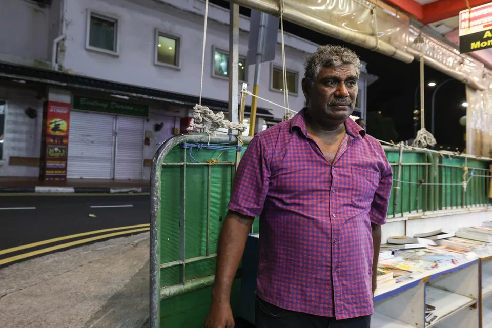 கடையை மூடியபின் துயரம் நிறைந்த மனத்துடன் அங்கிருந்து வெளியேறிய திரு செந்தில்முருகன்.