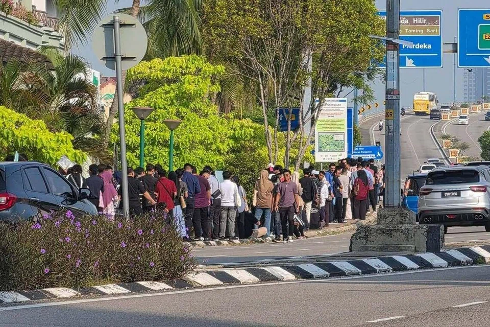 வரிசை போக்குவரத்து அதிகமாக இருக்கும் சாலை வரை நீண்டது.