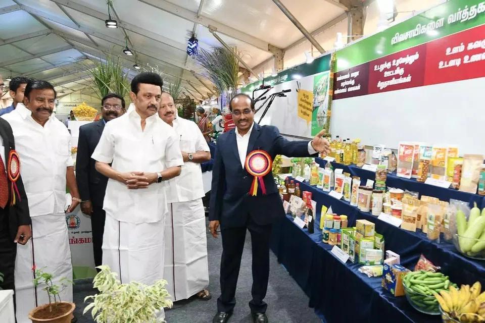 வேளாண் சங்கம் 2023 என்ற மூன்று நாள் வேளாண்மை விழாவில் இடம்பெற்ற காய்கறி கண்காட்சிகளை முதல்வர் பார்வையிட்டார். 