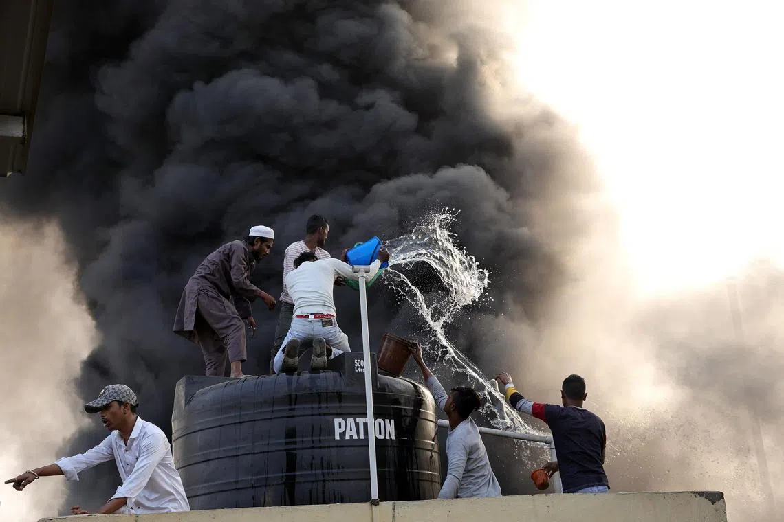 ஆலையில் தீப்பிடித்ததால் சாலையில் பாதிப்பு