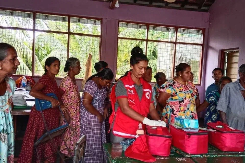இலங்கை செஞ்சிலுவைச் சங்கத் தொண்டூழியர்கள் நிவாரணப் பொருள் விநியோகத்தில் ஈடுபட்டுள்ளனர். 