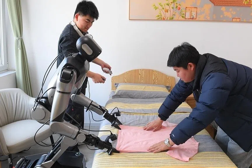 முதன்முறையாக ரோபோக்கள் நடத்தும் மூத்தோர் பராமரிப்பு நிலையம்