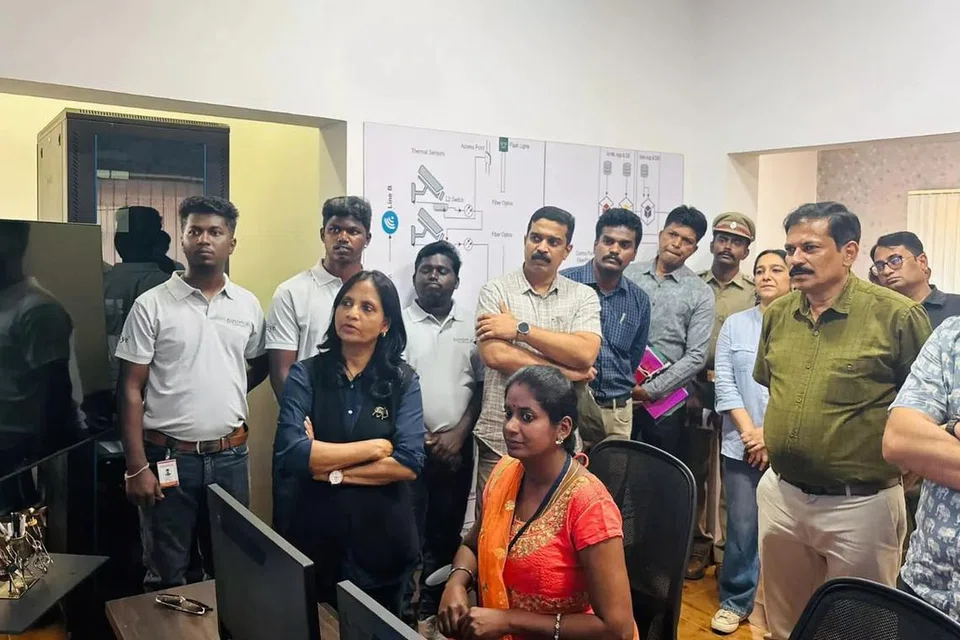 ஏஐ கட்டுப்பாட்டு அறையை வனத்துறை கூடுதல் செயலாளர் சுப்ரியா சாகு ஆய்வு செய்தார்.