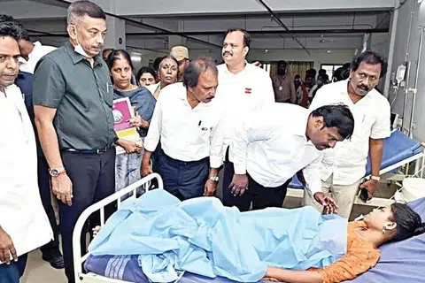 அமோனியா வாயுக் கசிவால் பாதிக்கப்பட்டவர்கள் மருத்​து​வ​மனை​யில் தீவிரக் கண்​காணிப்​பில் உள்​ளனர். 