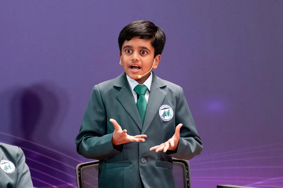 இறுதிப் போட்டியில் சிறந்த பேச்சாளர் பரிசை வென்ற கேஸ்வெரினா தொடக்கப்பள்ளி மாணவர் அத்விக் முரளீஸ்வரன்.