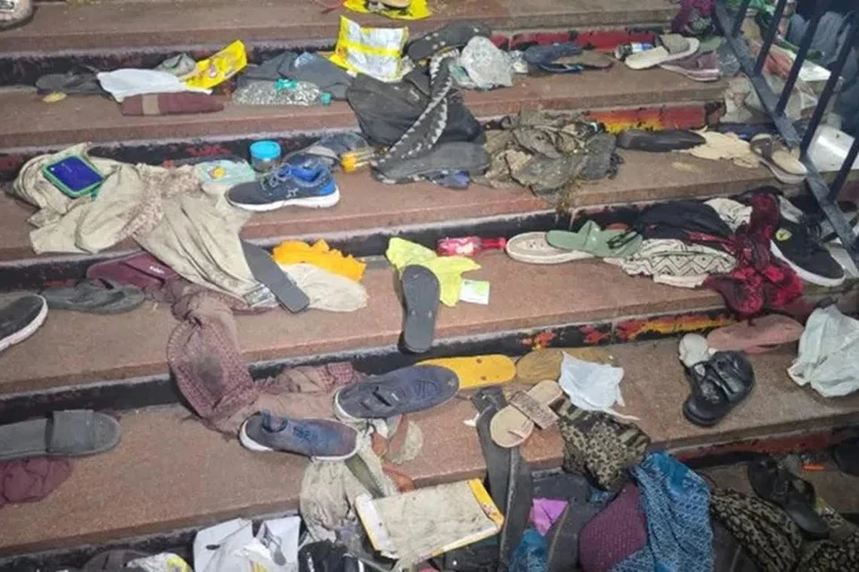நடைமேடை 13,14,15 ஆகியவற்றில் சிதறிக்கிடக்கும் பயணிகளின் உடைமைகள்.