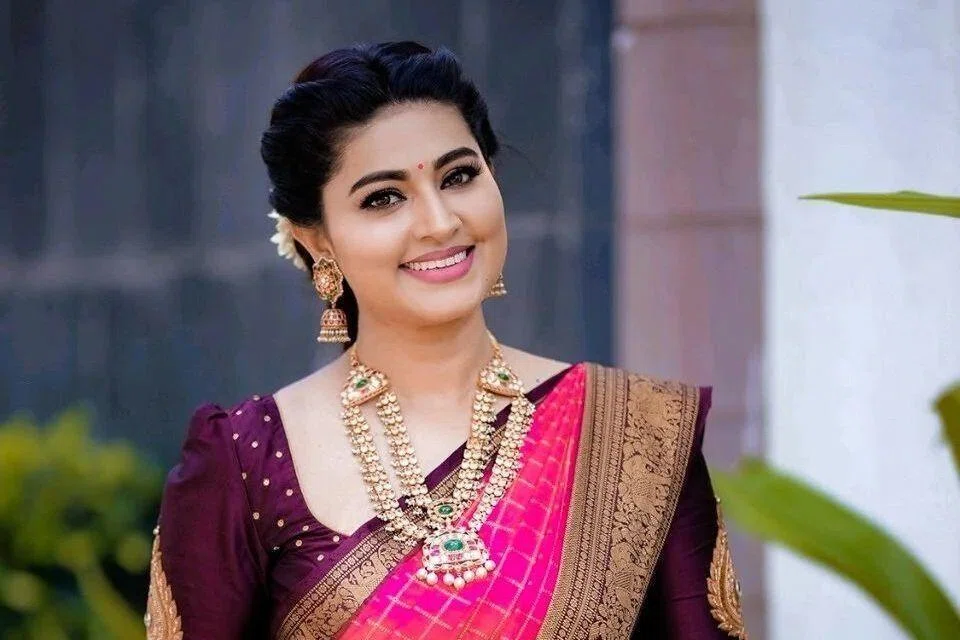 தமிழ்த் திரையுலகின் ‘புன்னகை அரசி’ என அழைக்கப்படும் நடிகை சினேகா.