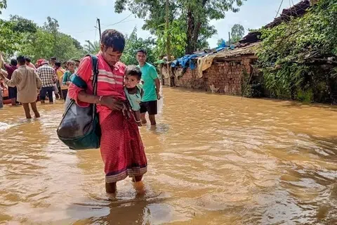 சத்தீஸ்கர் மாநிலத்தில் வெள்ளத்தால் பாதிக்கப்பட்ட பல்வேறு மாவட்டங்களில் இருந்து ஏறக்குறைய 5,000 பேரை மீட்புக் குழுவினர் மிகவும் பாதுகாப்பாக மீட்டுள்ளனர்.