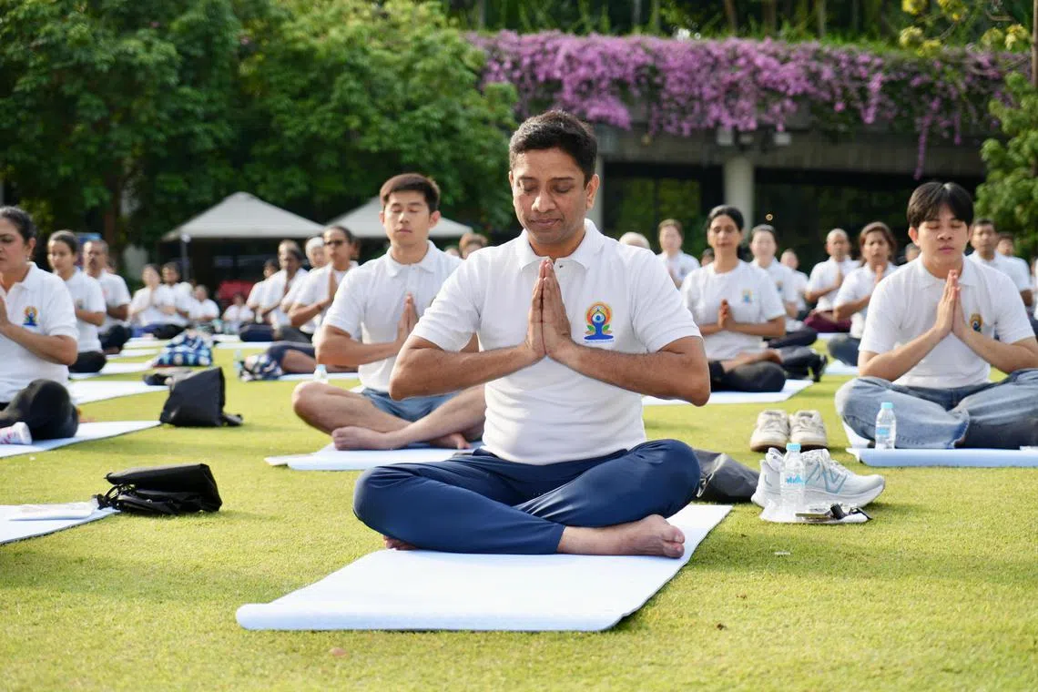 சிங்கப்பூரில் எதிரொலித்த யோகா தினக் கொண்டாட்டம்