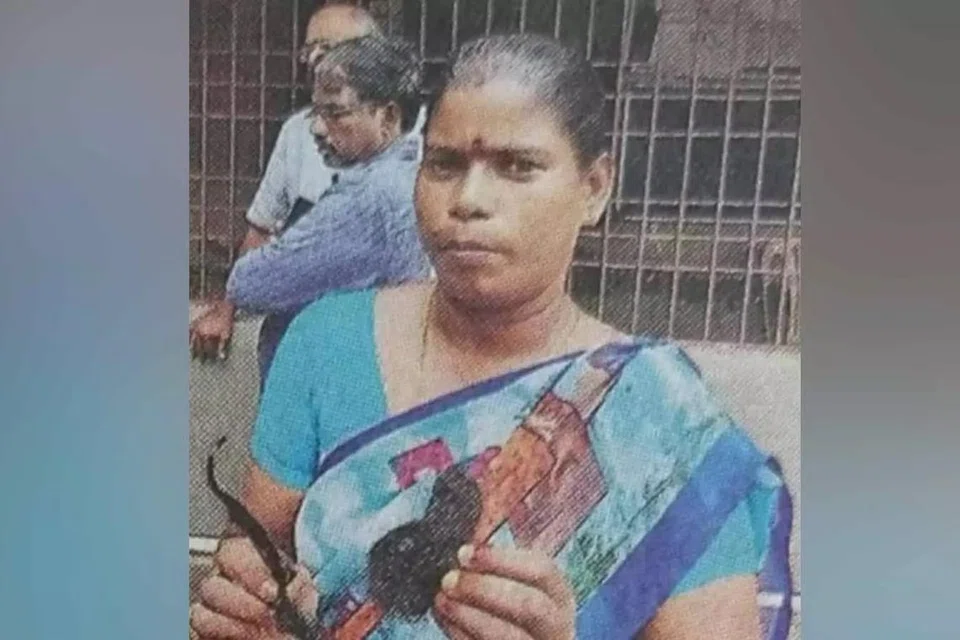 தலைவிரி கோலத்துடன் வந்த எட்டு மாணவிகளை வரிசையாக நிற்க வைத்து அவர்களது முடியை ஒட்ட வெட்டிய ஆசிரியை. 