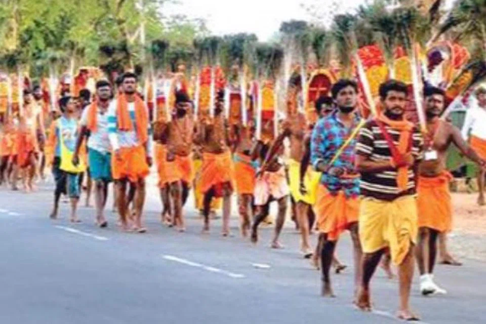 பாத யாத்திரை செல்லும் பக்தர்கள்.