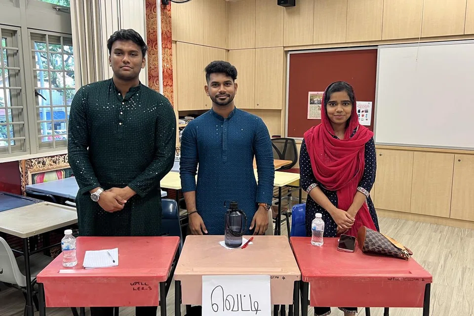 நாடுகளுக்கிடையிலான பொருளாதார தொடர்புகளில் அரசியல் தலையீடு தவிர்க்கப்படக்கூடாது என விவாதித்த ‘சங்கமம்’ அணியினர் (இடமிருந்து) முகமது ஜாஃபிர், கணே‌ஷ் குமார், சையதலி ஃபாத்திமா.