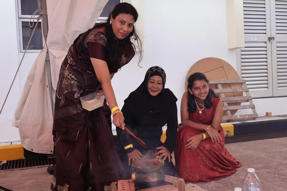 பொங்கல் சமைக்கும் 64 வயது மலாய் மாது கஸ்மாவதி. 