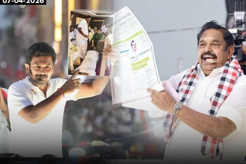 உதயநிதி ஸ்டாலினும் எடப்பாடி பழனிசாமியும் மாறி மாறிப் படத்தை வாக்காளர்களிடம் காட்டுகிறார்கள்.