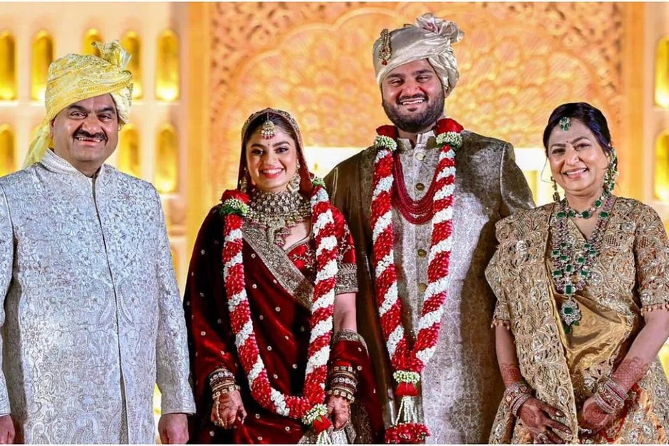 ஜீத் அதானி - திவாவுக்கு நடைபெற்ற திருமணத்தில் கௌதம் அதானியும் அவரது மனைவியும். 