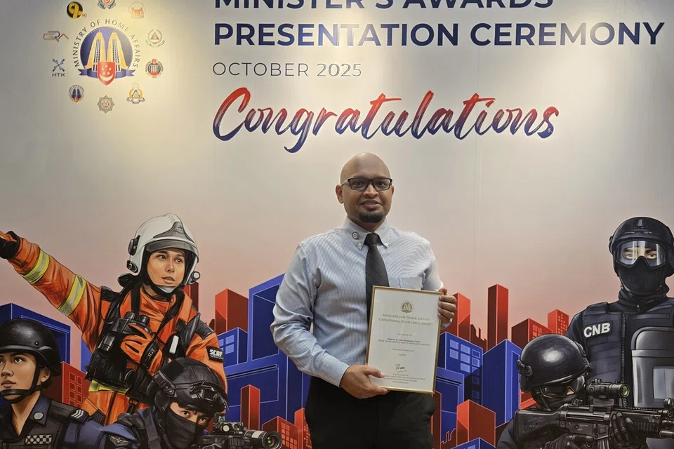கண்காணிப்புக் கருவிகளின் காணொளிகளை உடனுக்குடன் பகுப்பாய்வு செய்து பாதுகாப்பற்ற நடைமுறைகளைக் கண்டறியும் ‘சேஃப் எக்ஸ்’ வடிவமைப்பில் பணியாற்றி விருது பெற்ற அணியைச் சேர்ந்த பொறியாளர் முகமது அன்வார் ஜலீல்.