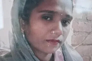 தூக்குக் கயிற்றை கழுத்தில் மாட்டி ‘ரீல்’ எடுத்த பெண் சடலமானார்