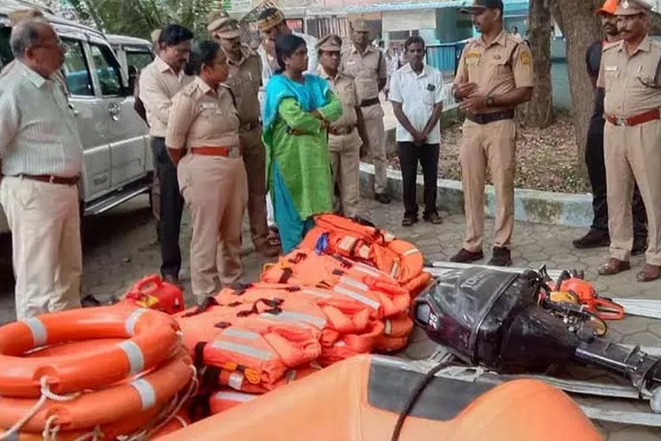 தமிழகம் முழுவதும் 65,000 தன்னார்வலர்களும் மீட்புப் பணியில் ஈடுபட உள்ளதாகத் தெரிவித்தார் அமைச்சர்.