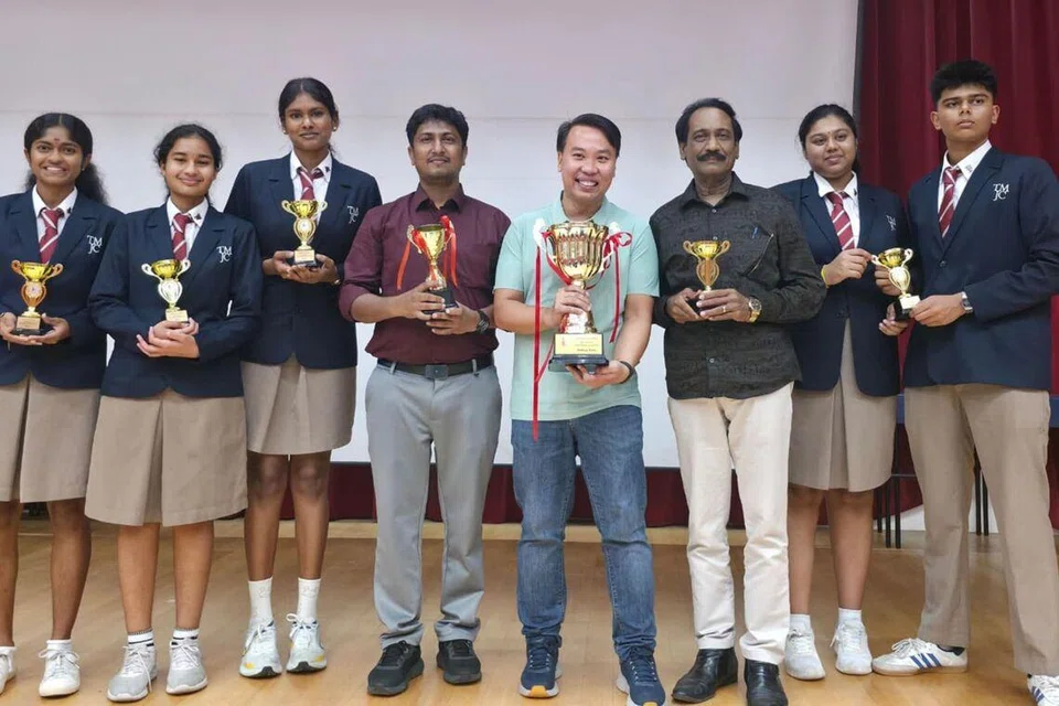 தெம்பனிஸ் மெரிடியன் தொடக்கக் கல்லூரியின் தமிழ் ஆசிரியர் வீரமுத்து கணேசனுடன் (வலமிருந்து மூன்றாமவர்) கல்லூரி மாணவர்கள், ஆசிரியர்கள்.