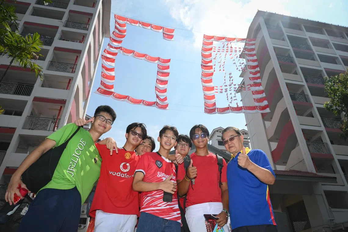 தோ பாயோவில் தேசியக் கொடி ‘அணிவகுப்பை’ உருவாக்கும் ஆடவர்