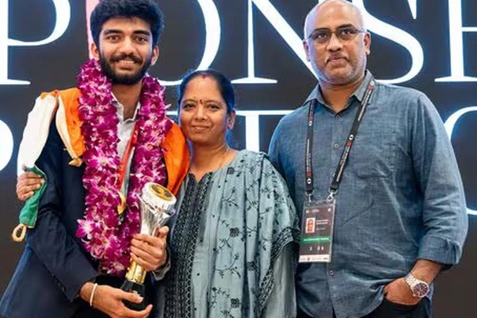 காது, மூக்கு, தொண்டை நிபுணரான தந்தை ரஜினிகாந்த், நுண்ணுயிரியலாளரான தாய்  பத்மாவுடன் குகேஷ்.